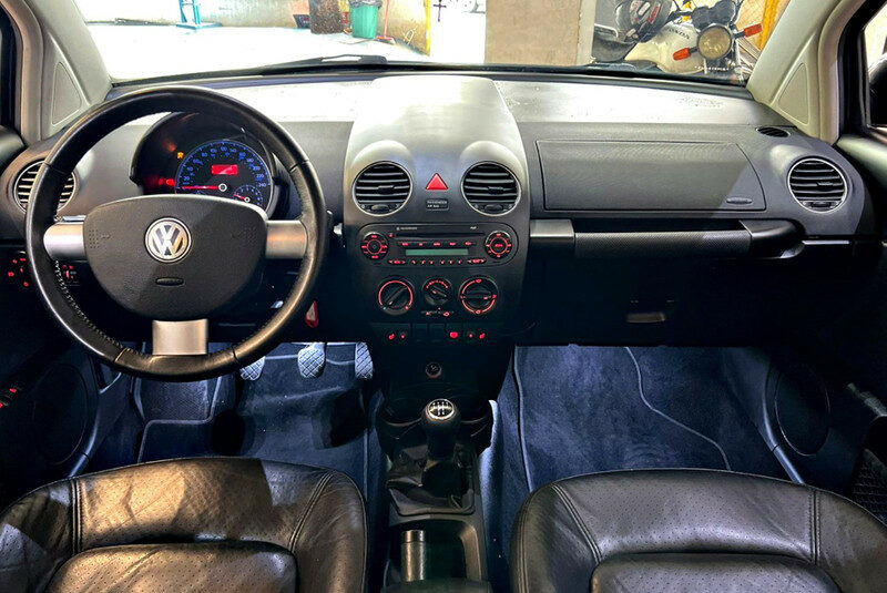 VOLKSWAGEN NEW BEETLE 2.0 MI 8V GASOLINA 2P MANUAL ANO 2008 COR PRETO